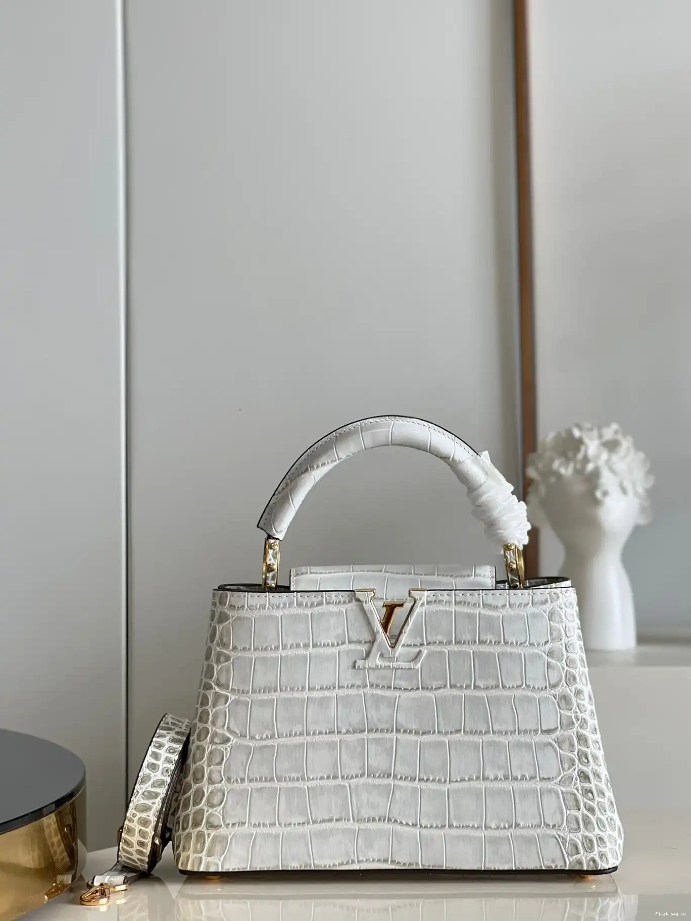 First bag ru BB CAPUCINES VUITTON LOUIS 0612